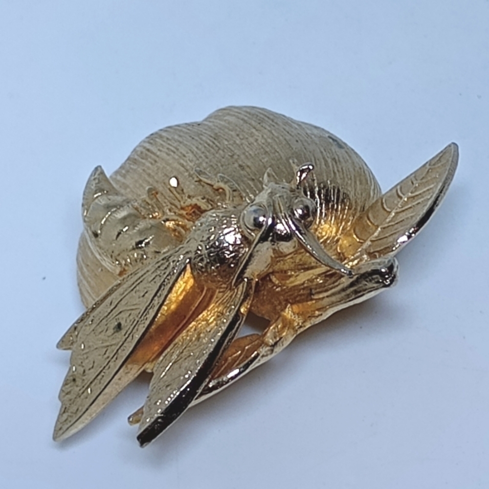 * vintage Accessocraft gold tone apple with bee pin brooch - Picture 3 of 6